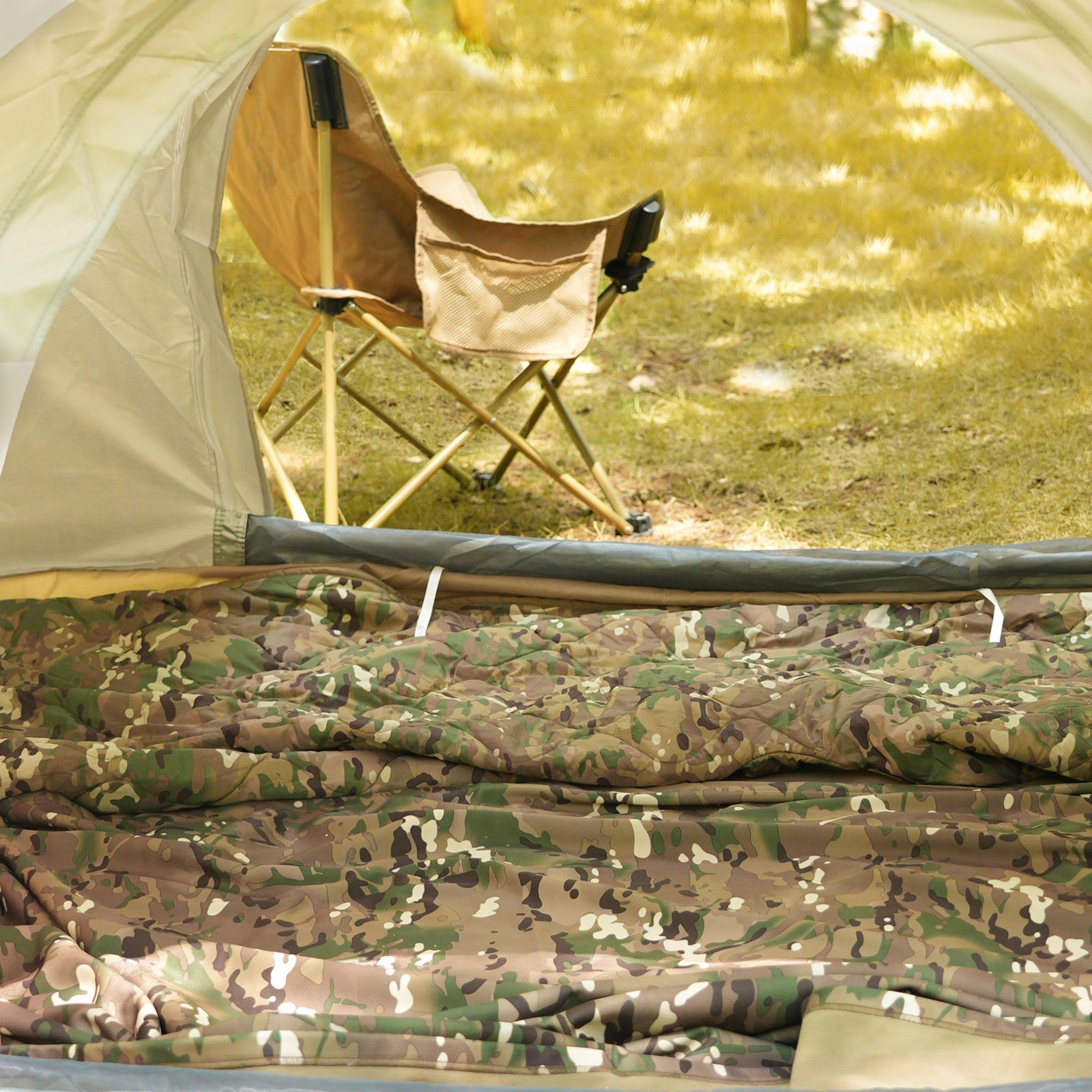 Experience Comfort in the Great Outdoors with Our Multi-functional Camouflage Quilt